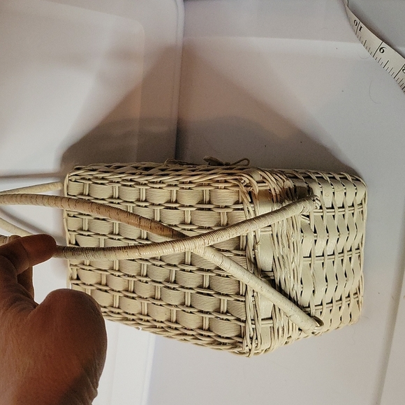 Vintage cream wicker box purse with button closure - Picture 7 of 12